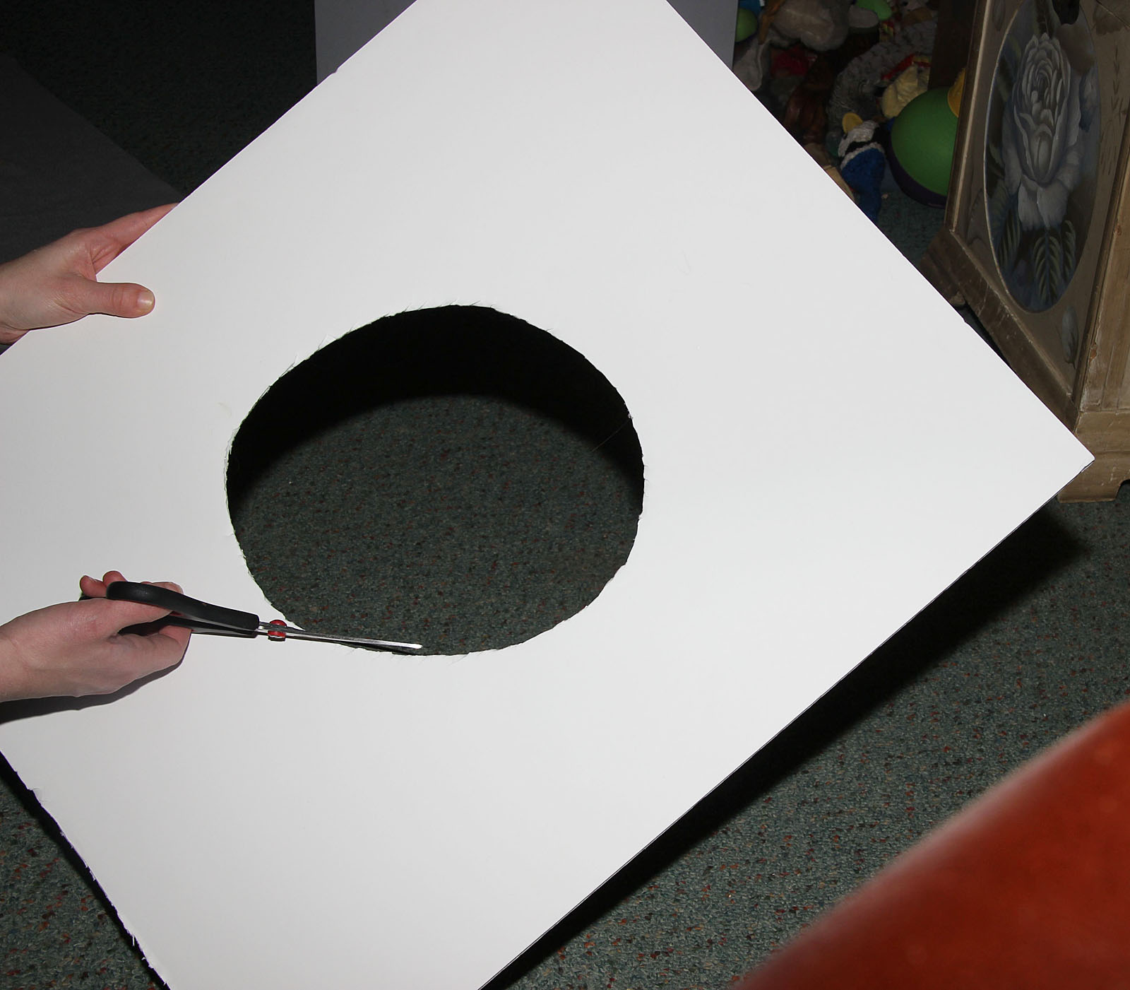 CuttingWhiteFoamboard.jpg