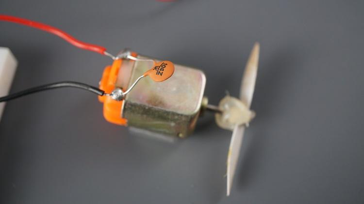 DC-Motor-with-capacitor.jpg