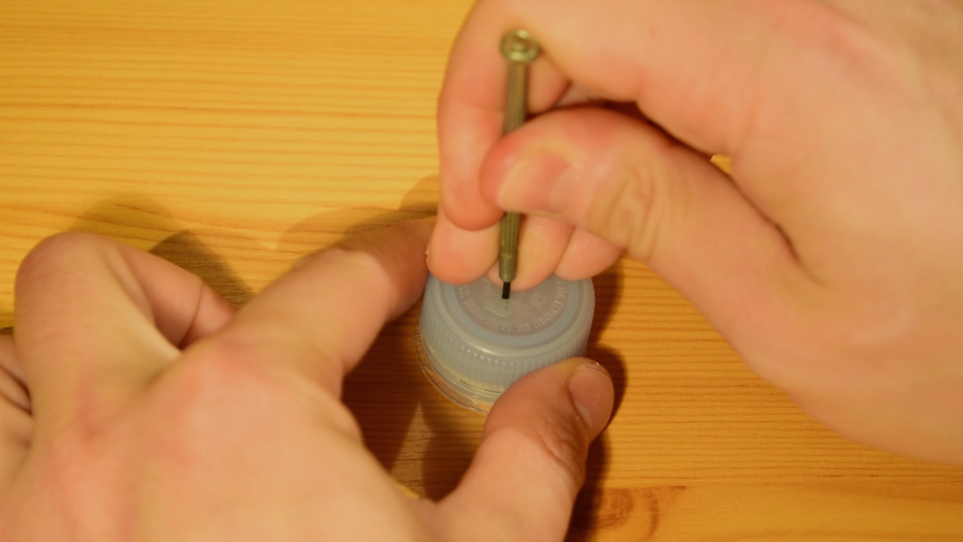 DIY Bottle Cap Flashlight2_freeze5.bmp