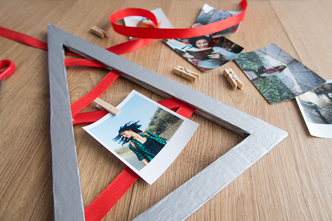 DIY Recycled Christmas Photo Display2.png