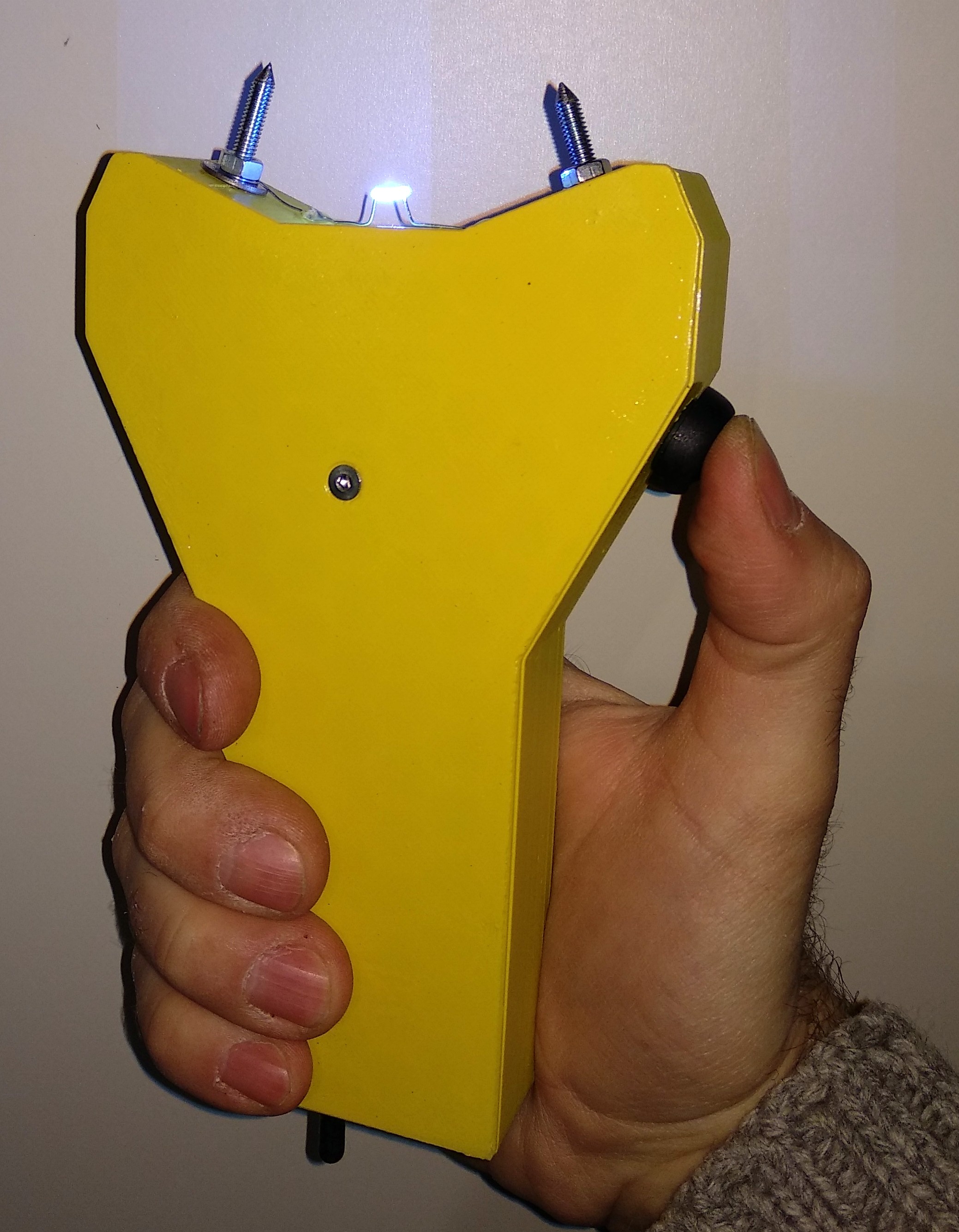 DIY stun gun finirng electric arc.jpg