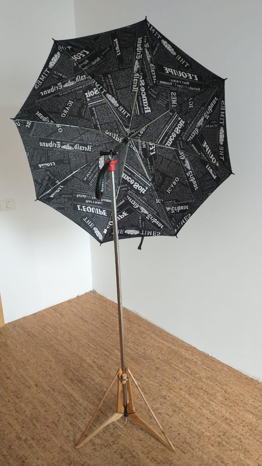 DIY-AdHoc-Tripod-fromBroomHandle&amp;ClothesHangers-Umbrella&amp;Flash-Ready-2.jpeg