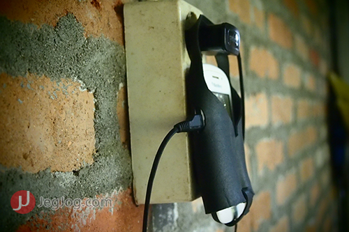 DIY-Gantungan-Charger-Handphone-Dari-Karet-Ban-Bekas.jpg