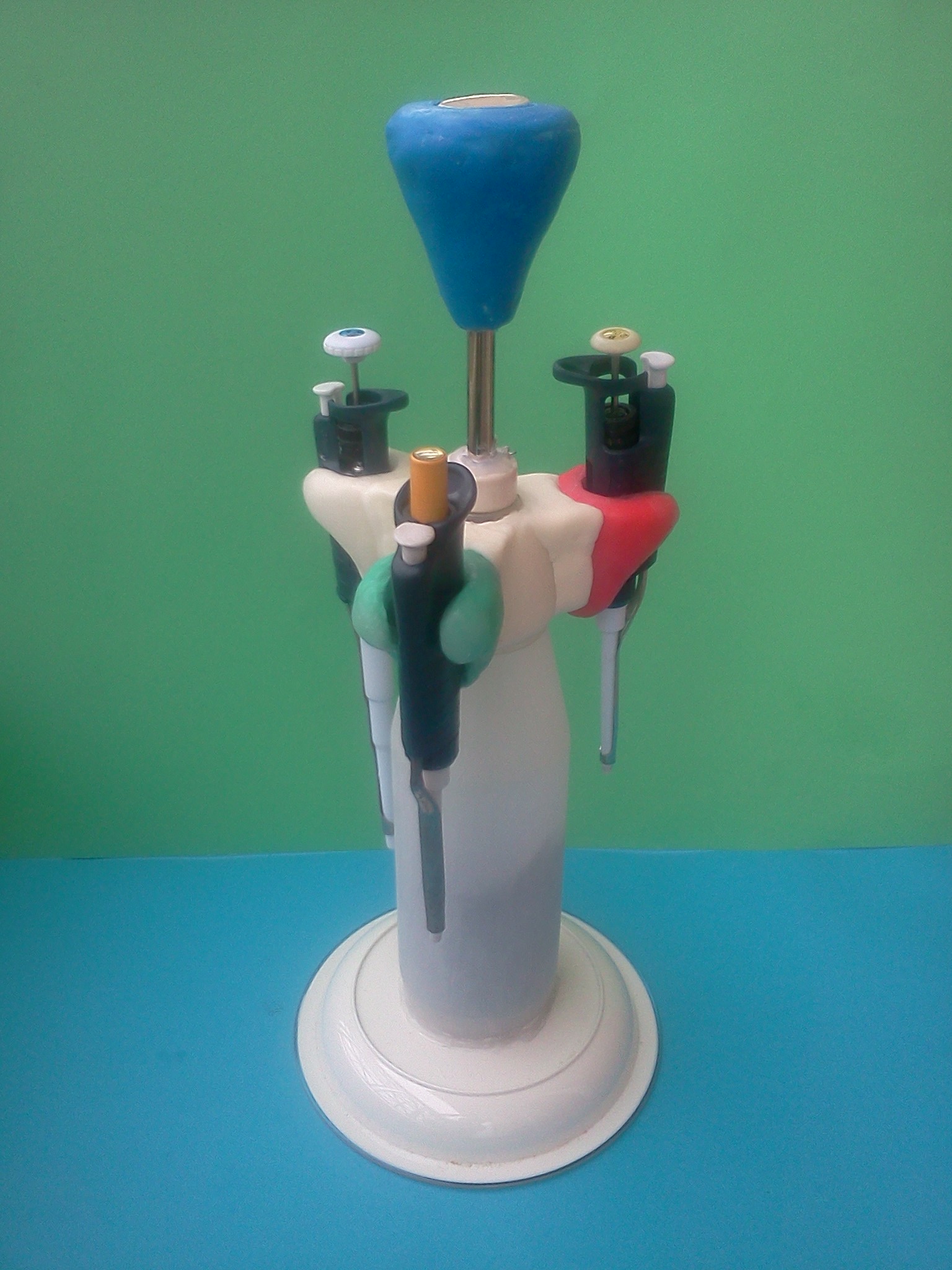 DIY-caroussel-pipette-stand.jpg