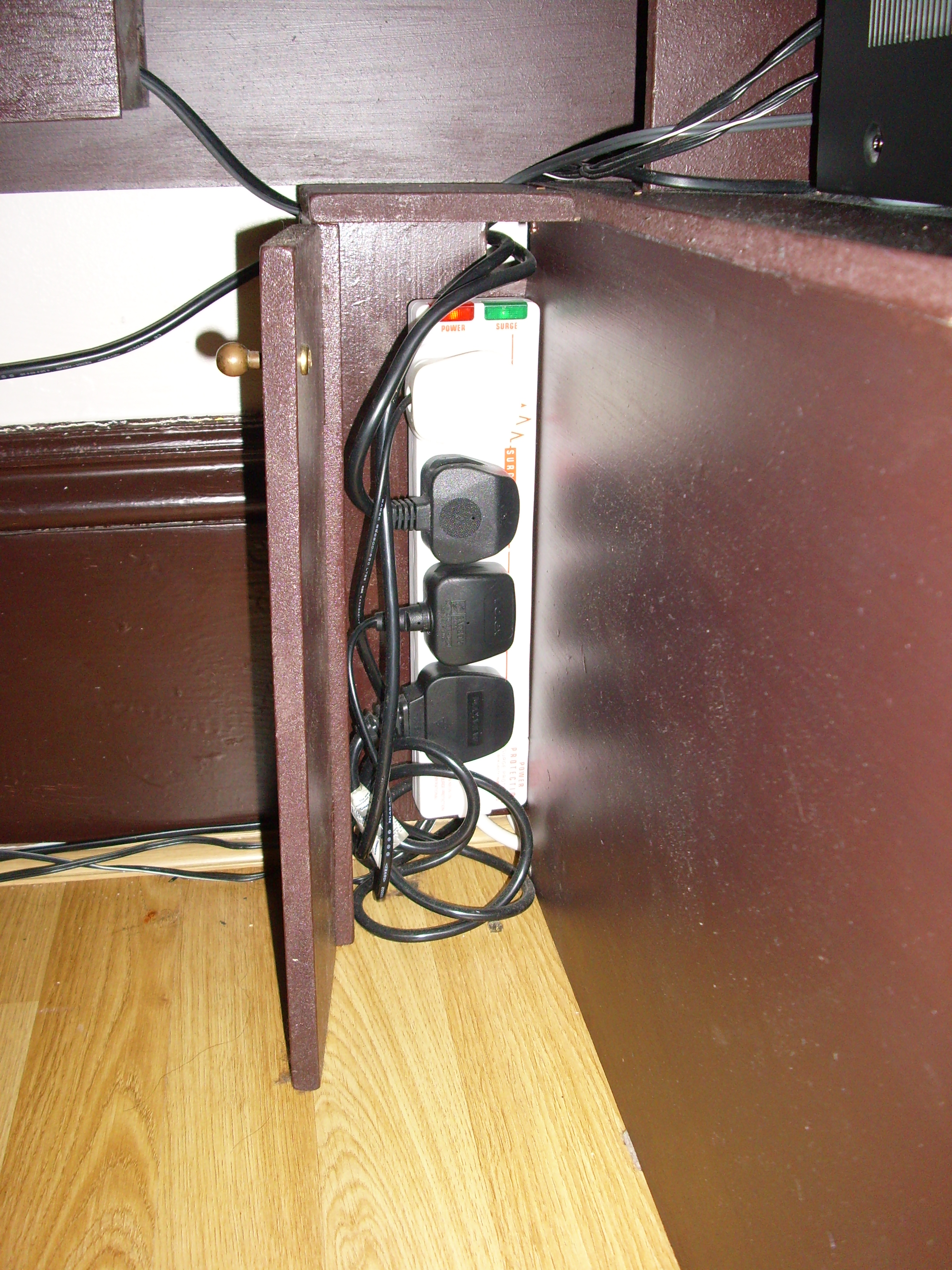 Desk cables box2.jpg