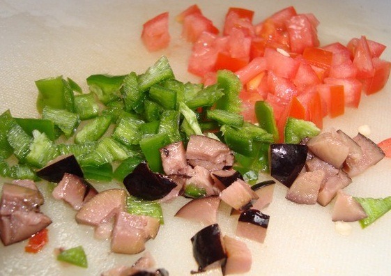 Diced-tomatoes,-green-pepper-and-black-olives.jpeg