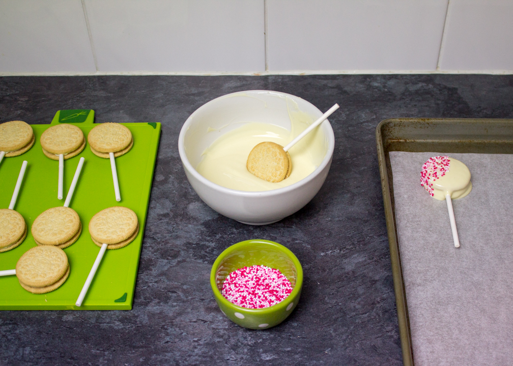 Easy Valentines Day Oreo Pops-4.jpg