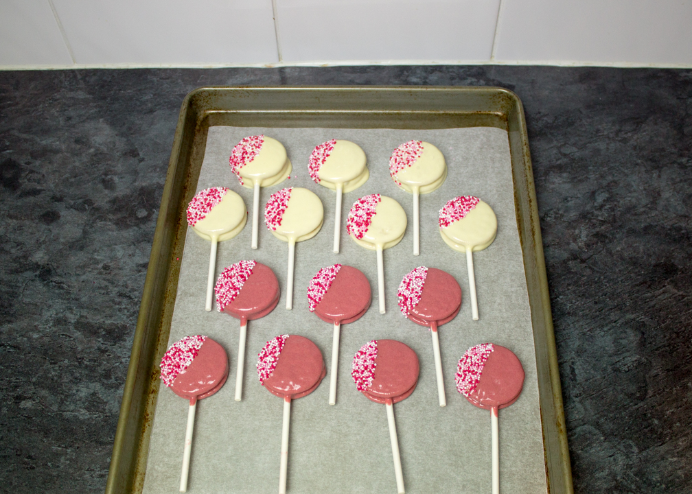 Easy Valentines Day Oreo Pops-5.jpg