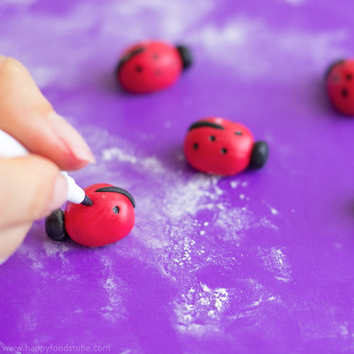 Easy-Ladybug-Cupcake-Toppers-Fondant-Tutorial-Step-by-Step-10.jpg