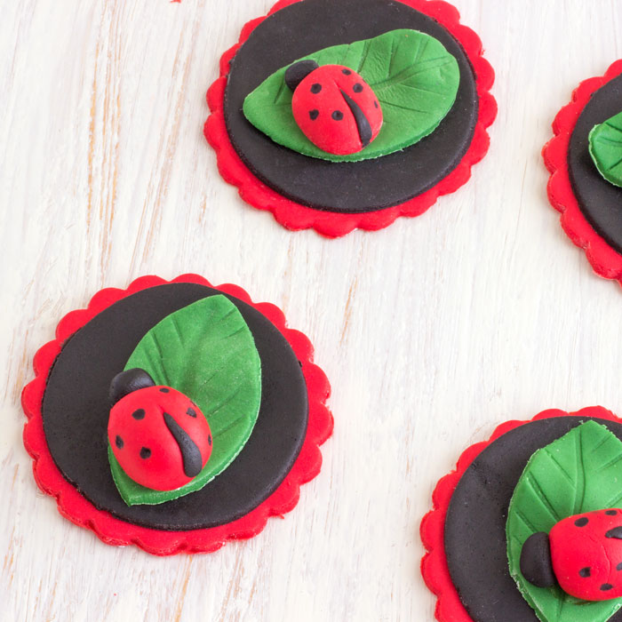 Easy-Ladybug-Cupcake-Toppers-Fondant-Tutorial-Step-by-Step-12.jpg