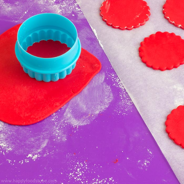 Easy-Ladybug-Cupcake-Toppers-Fondant-Tutorial-Step-by-Step-2.jpg