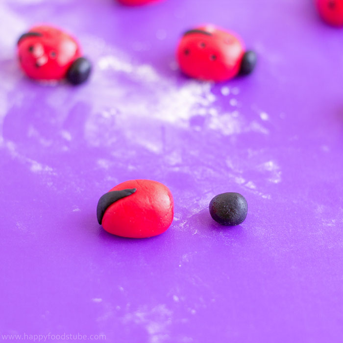 Easy-Ladybug-Cupcake-Toppers-Fondant-Tutorial-Step-by-Step-8.jpg