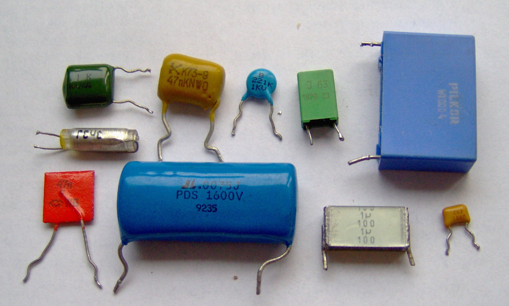 Electronic_component_capacitors.jpg