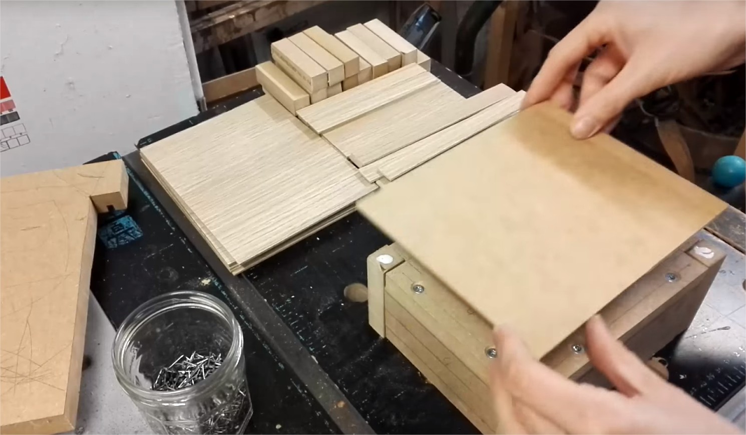 Fabriquer une Marchande  th&eacute;&acirc;tre en bois pour enfants - YouTube - Google Chrome_48.jpg