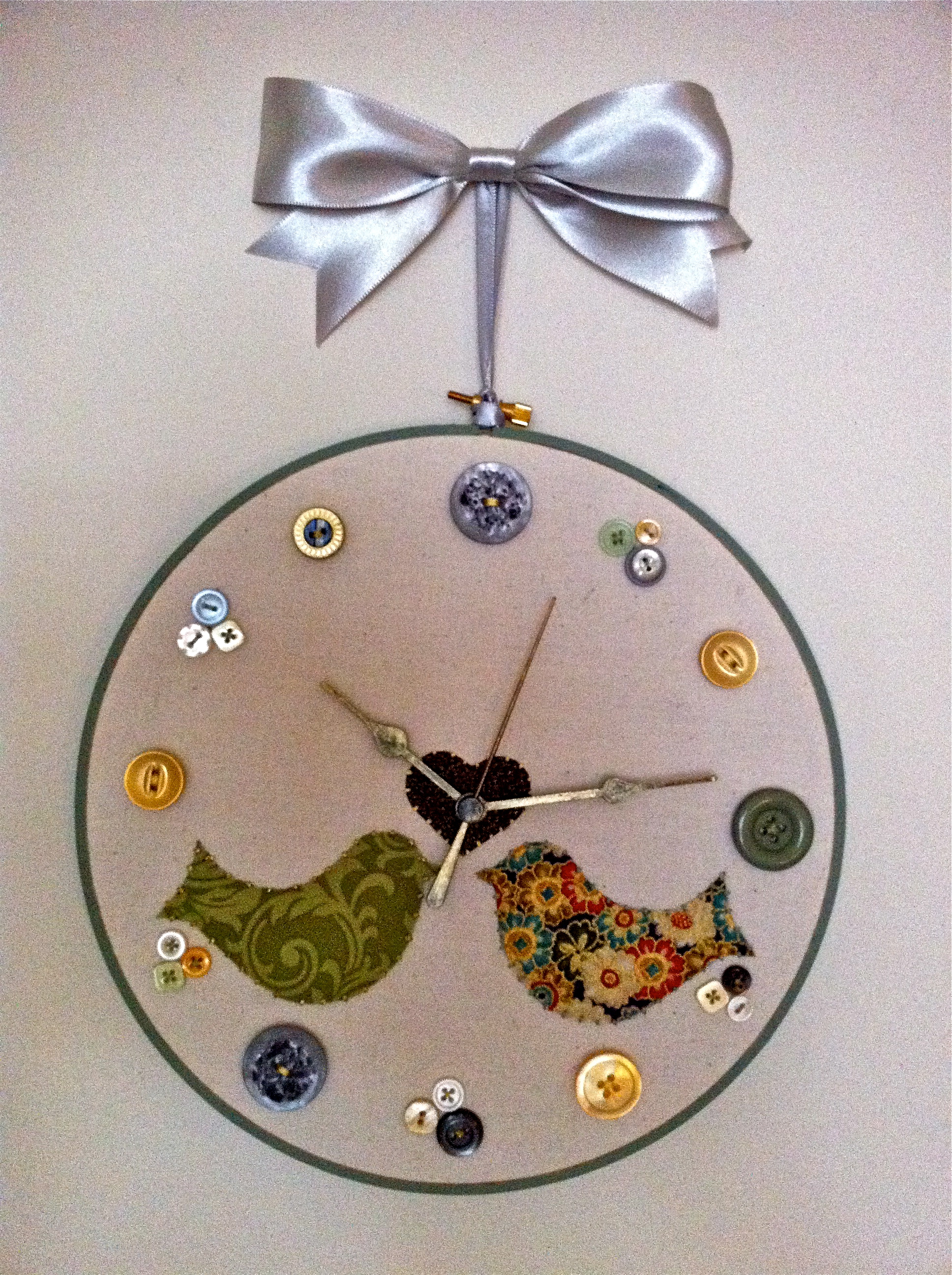 Finish Embroidery Hoop Clock.jpg