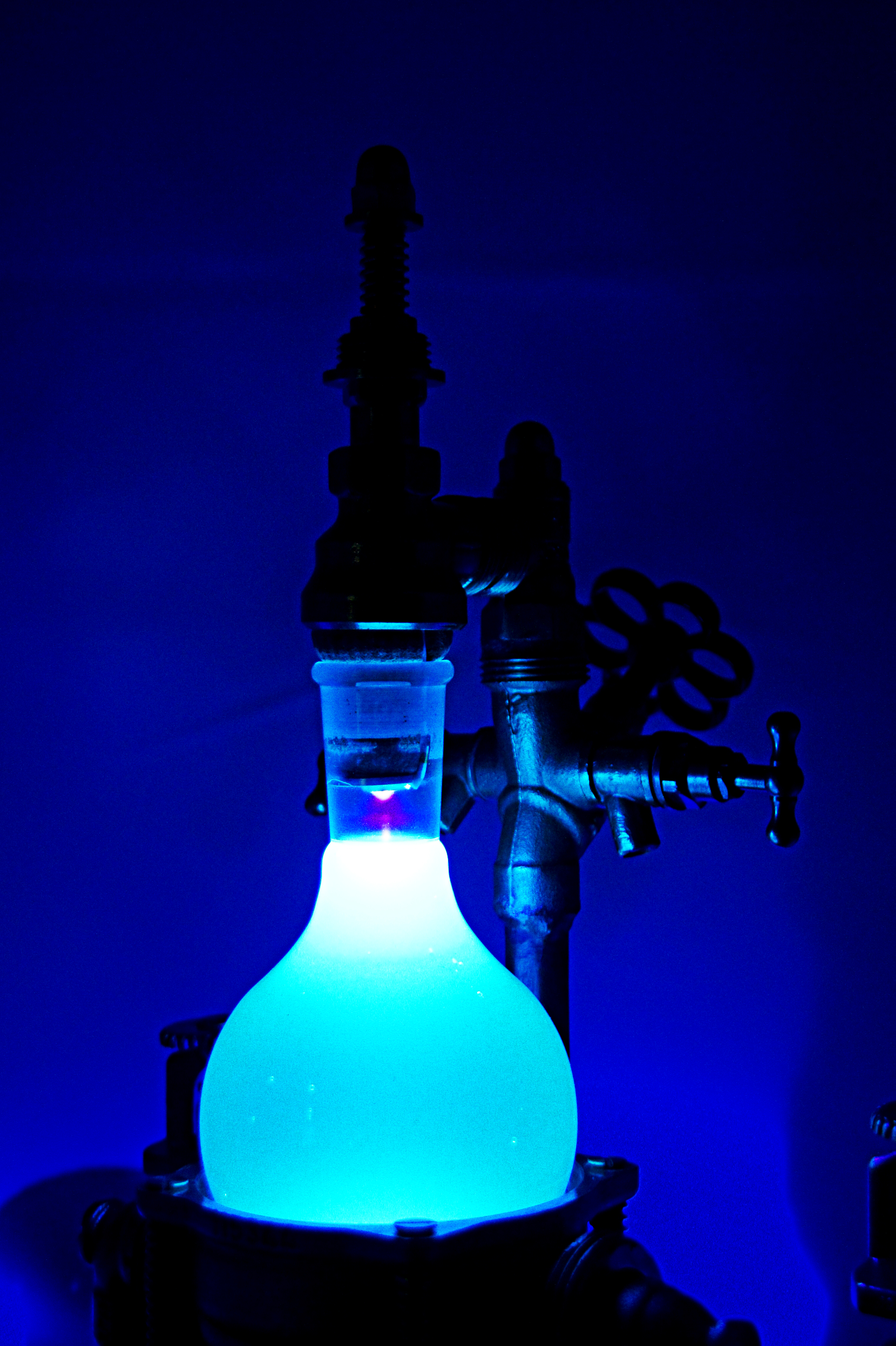 Fluoreszenzreaktor-unter UV-1.JPG