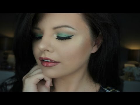 GRWM-GIVEAWAY : Chit Chat Green Smokey Eye | Danielle Scott