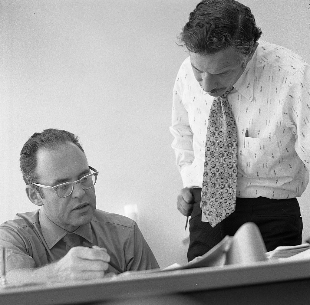 Gordon_Moore_and_Robert_Noyce_at_Intel_in_1970.jpg