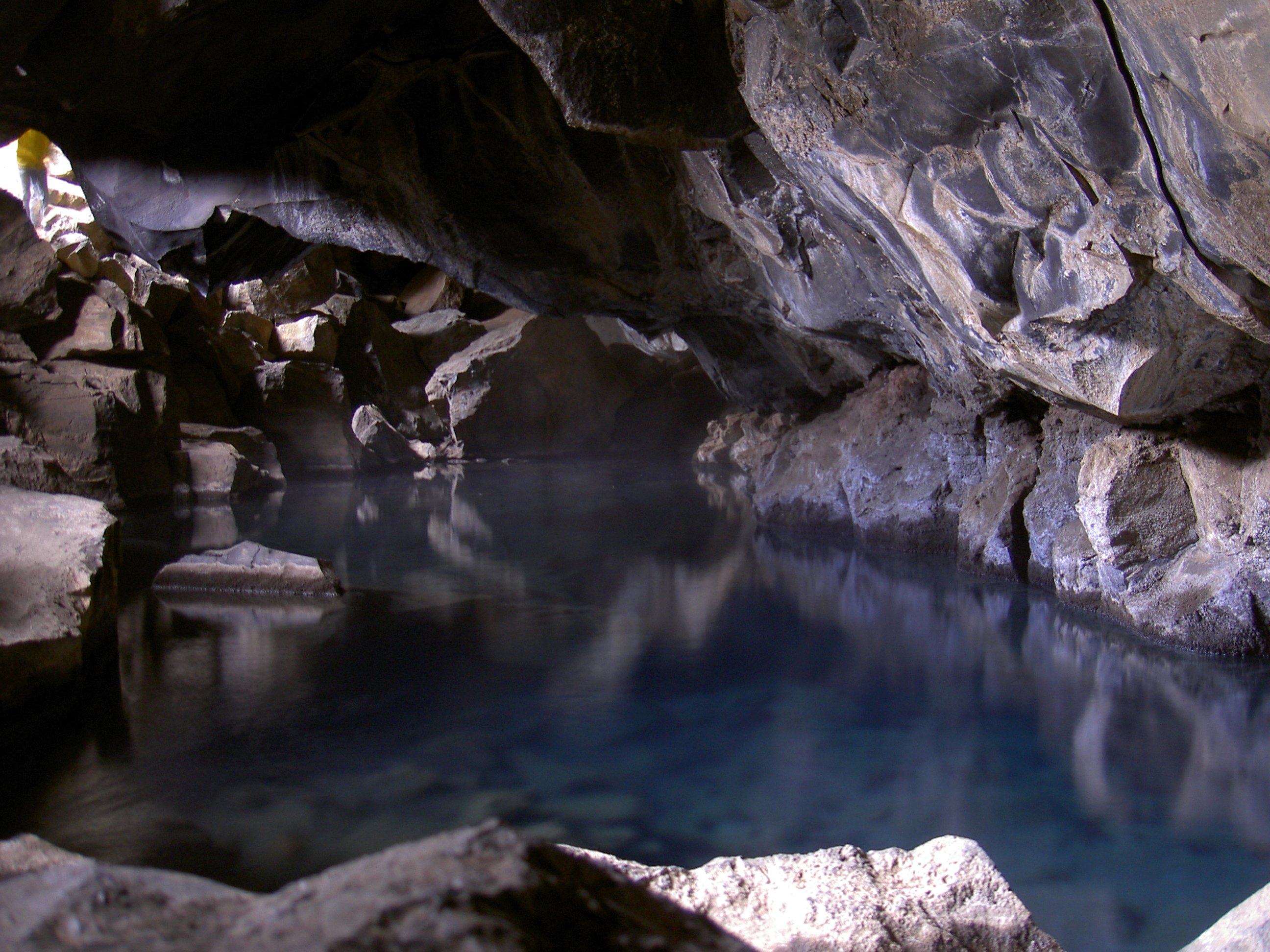 Grjotagja_cave_Iceland_1.jpg