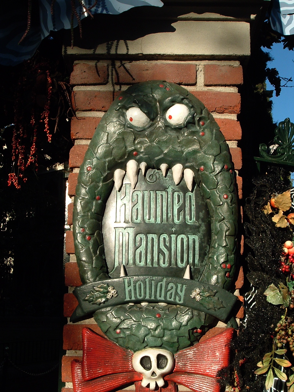 Haunted_Mansion_Holiday_Sign.JPG.jpeg