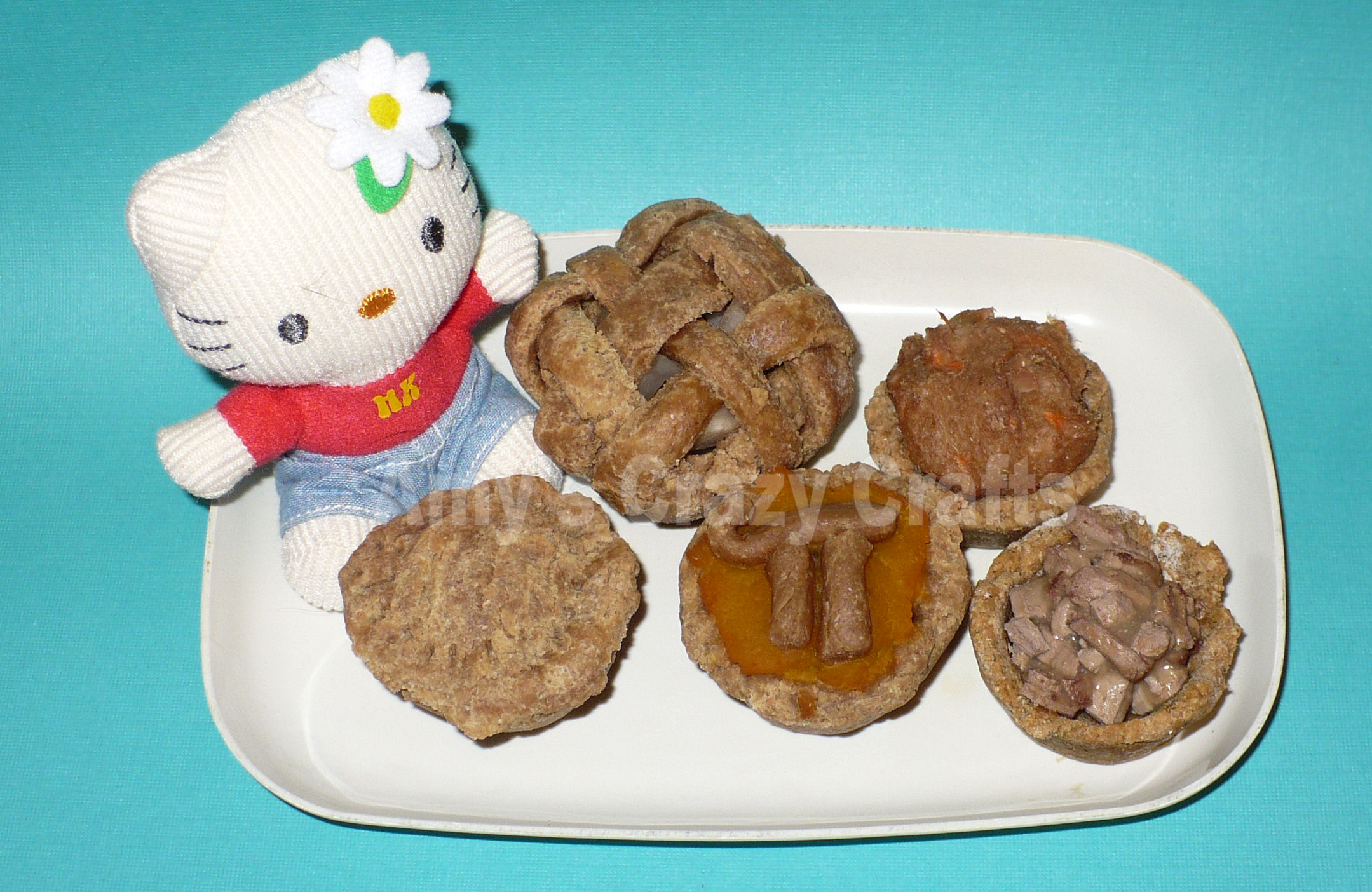 Hello Kitty lots of pies.jpg