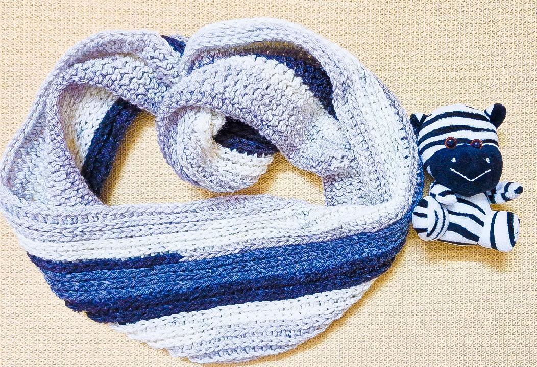 How To Crochet A Easy Knit Like Infinity Scarf.jpg