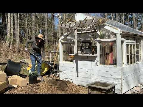 How to Build a greenhouse using recycled fencing. #greenhouse