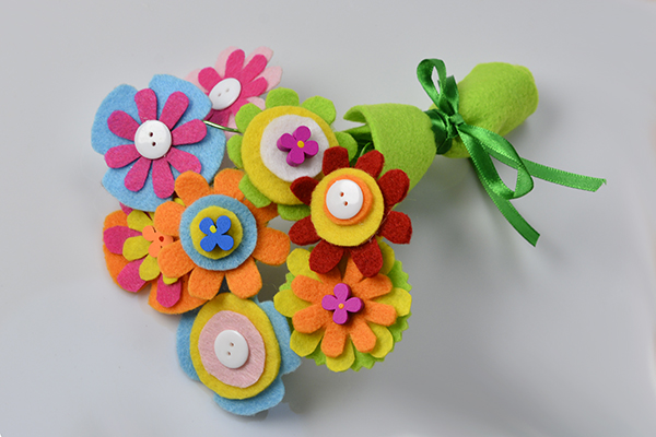 How to Make Felt Flower Bouquets with Buttons and Wood Beads600400.jpg