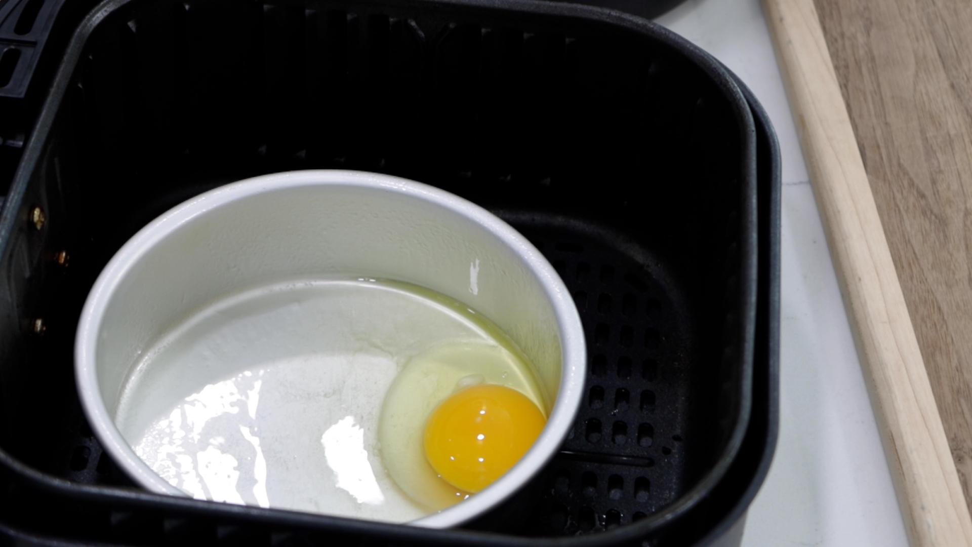 How to Make a Fried Egg in Air Fryer.00_01_53_09.Still004.jpg