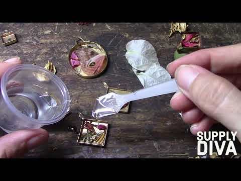 How to Set Dried Flowers in Resin for DIY Jewelry