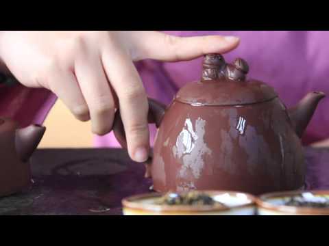 How to Use Yixing Teapots: 2 Ways to Hold a Zisha Clay Teapot