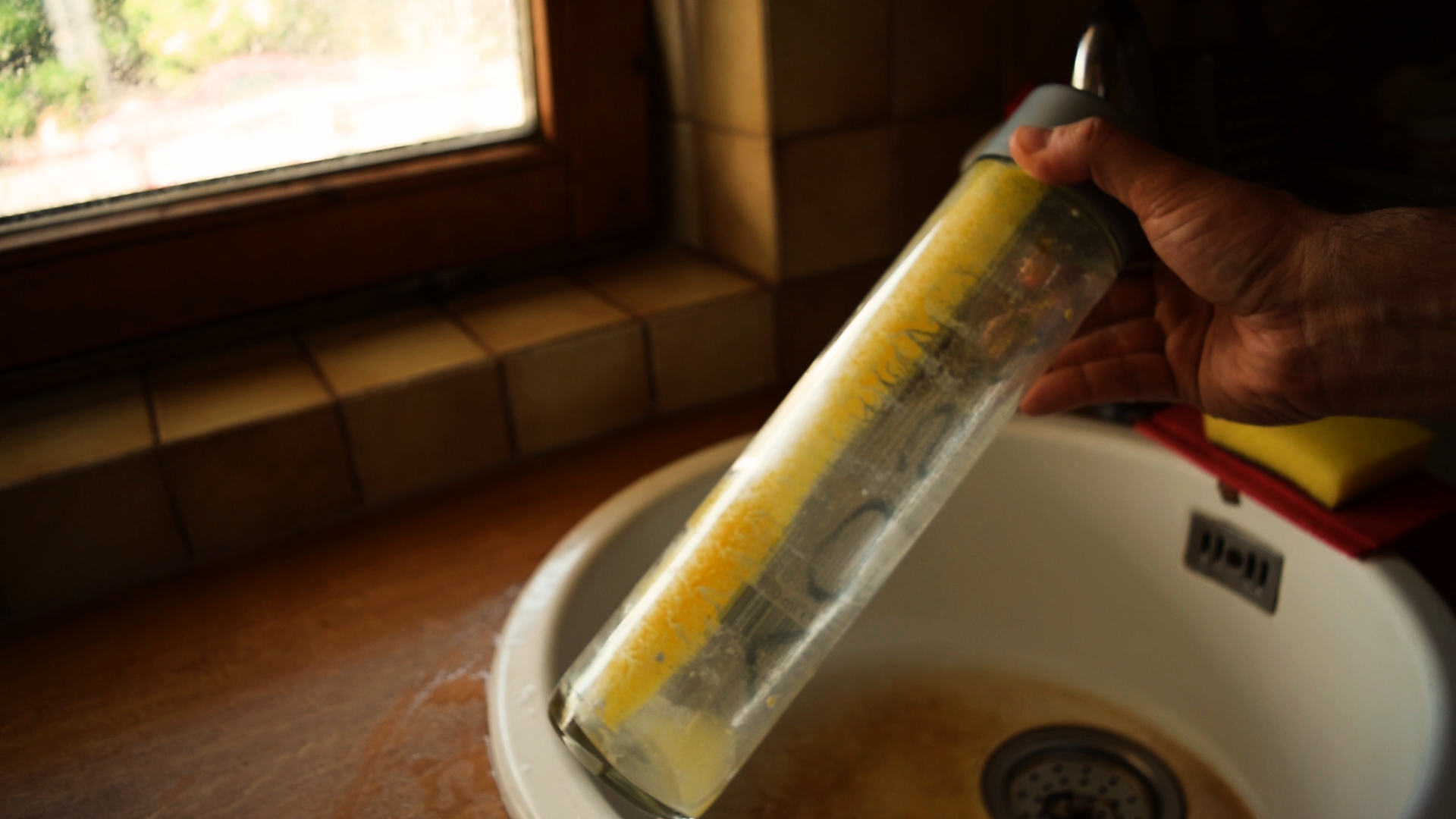 How to clean the inside of a bottle without a brush_freeze3.bmp