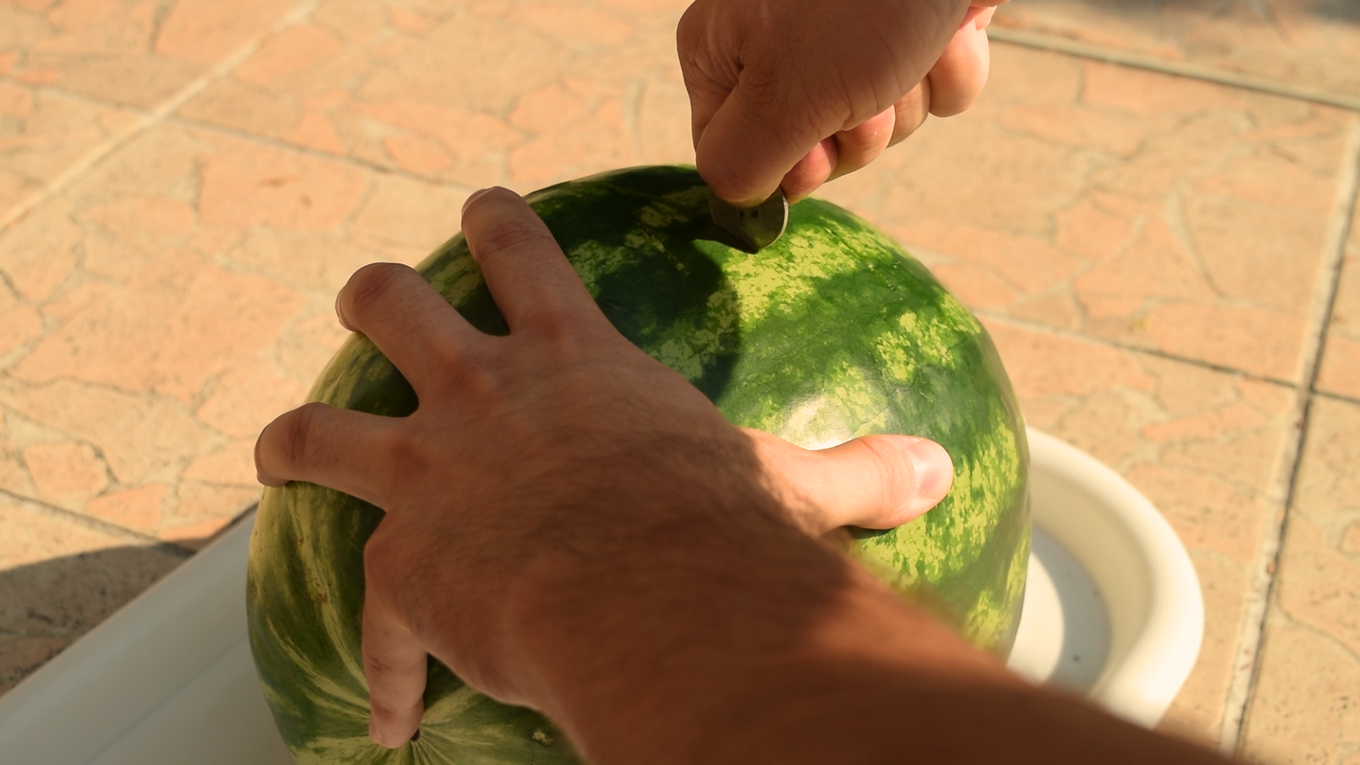 How to cut a watermelon half with a coin_freeze5.bmp