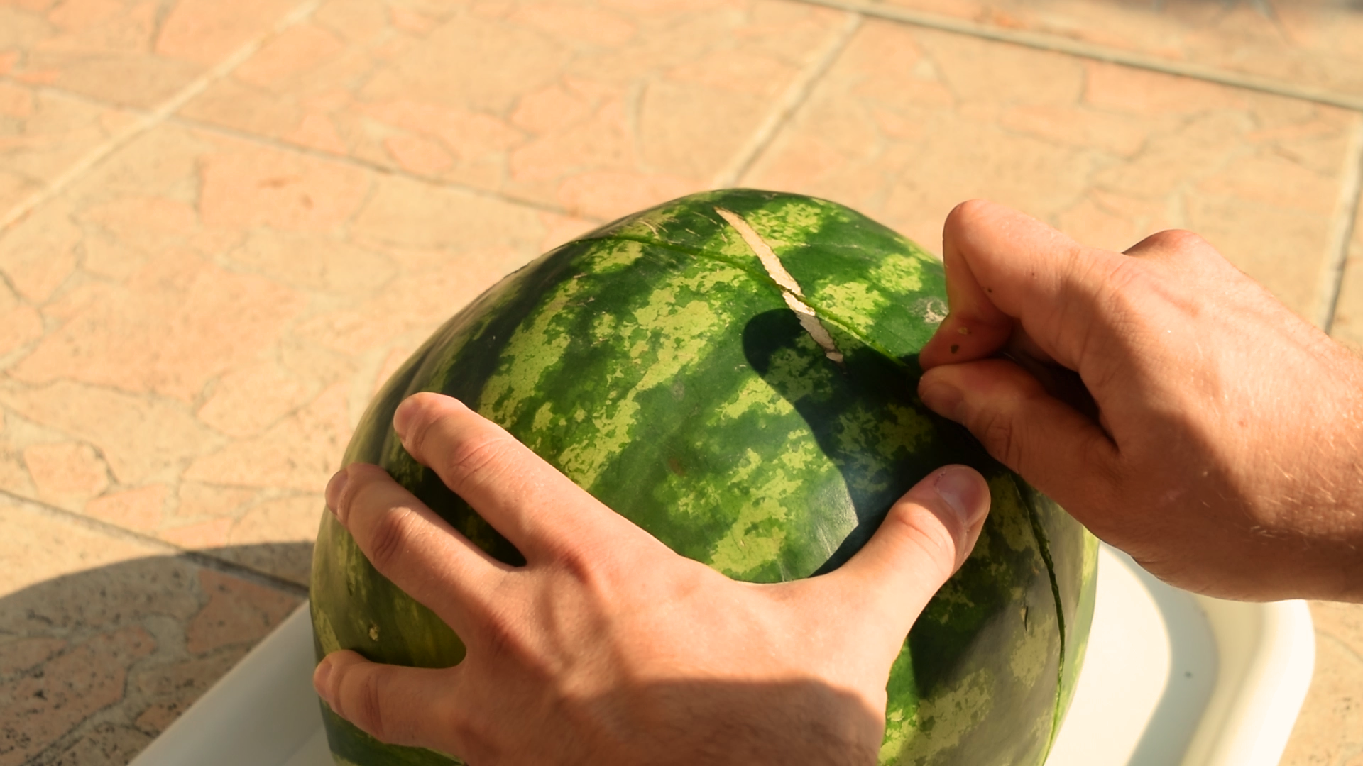 How to cut a watermelon half with a coin_freeze8.bmp