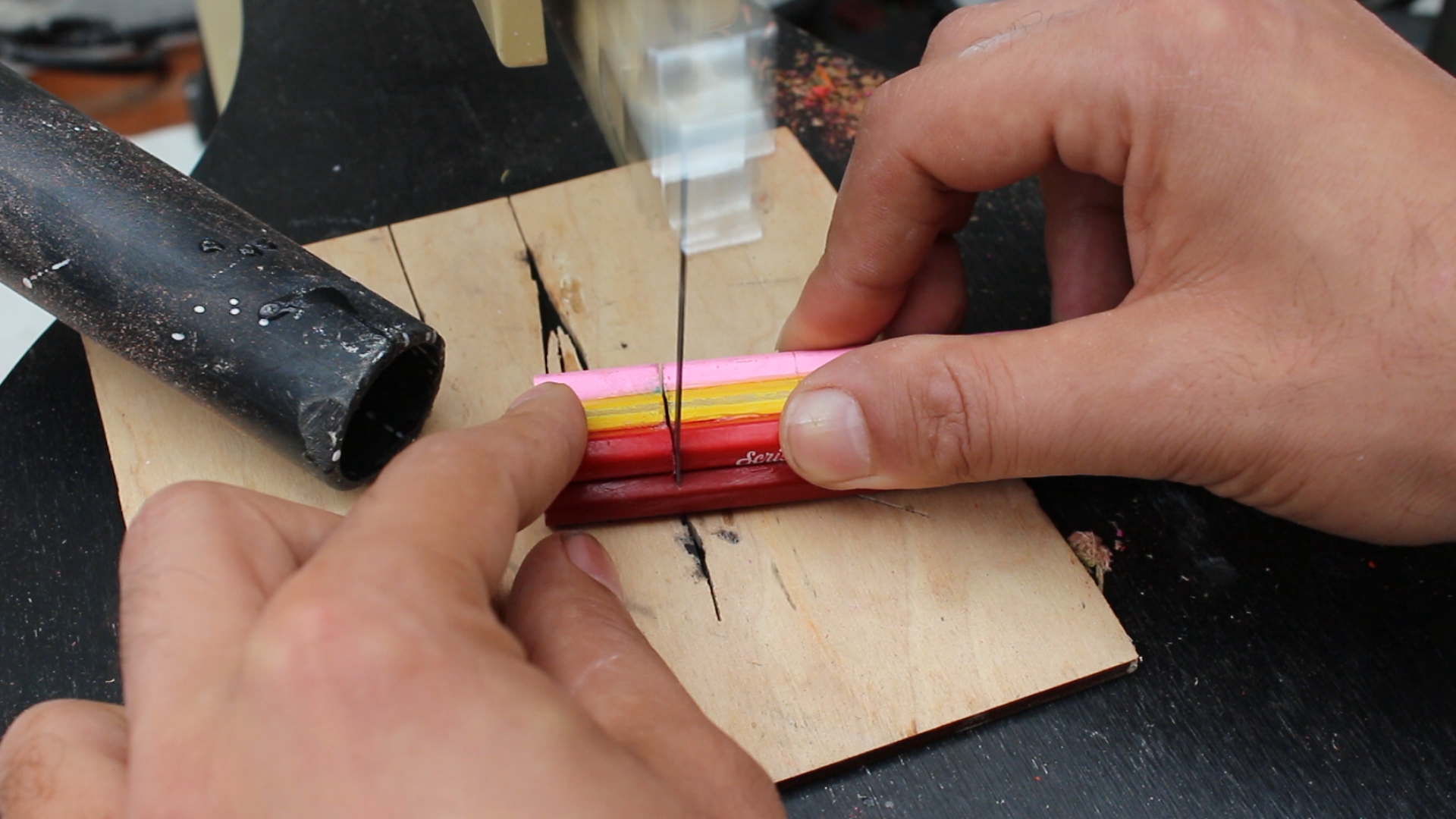 How to make a pen with coloured pencils 7.bmp