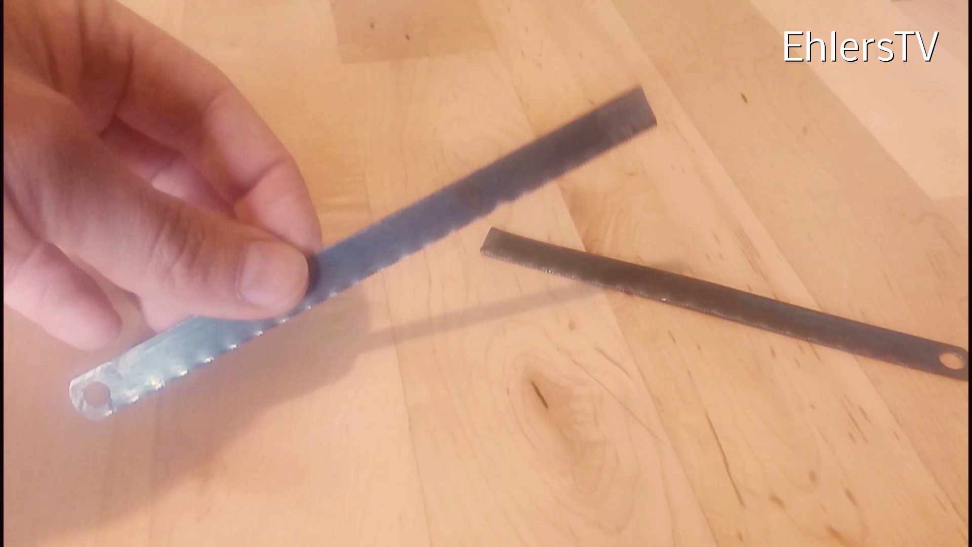 How to make a saw from a cutter knife HD-004.jpg