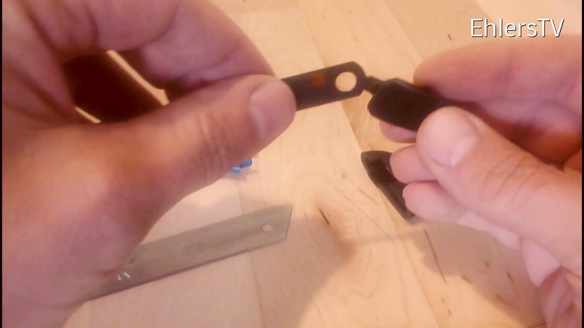 How to make a saw from a cutter knife HD-013.jpg