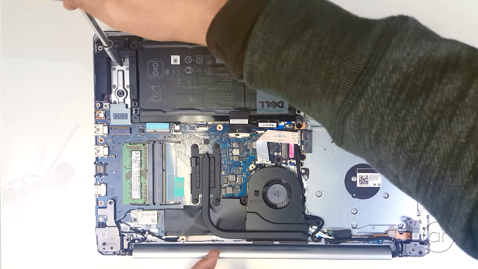 Instructables_SSDRemoveScrew.jpg
