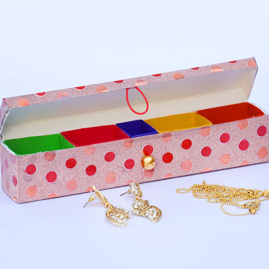 Jewelry-Box-DIY-Craft-Using-Toothpaste-Cover.jpg