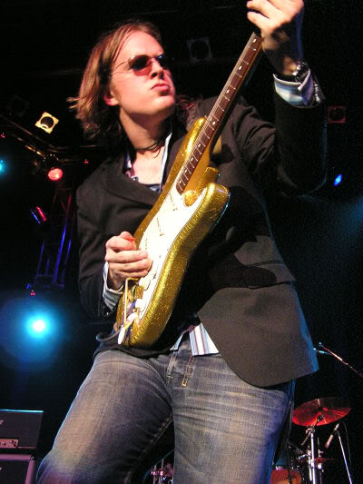 JoeBonamassawithgoldStrat.jpg