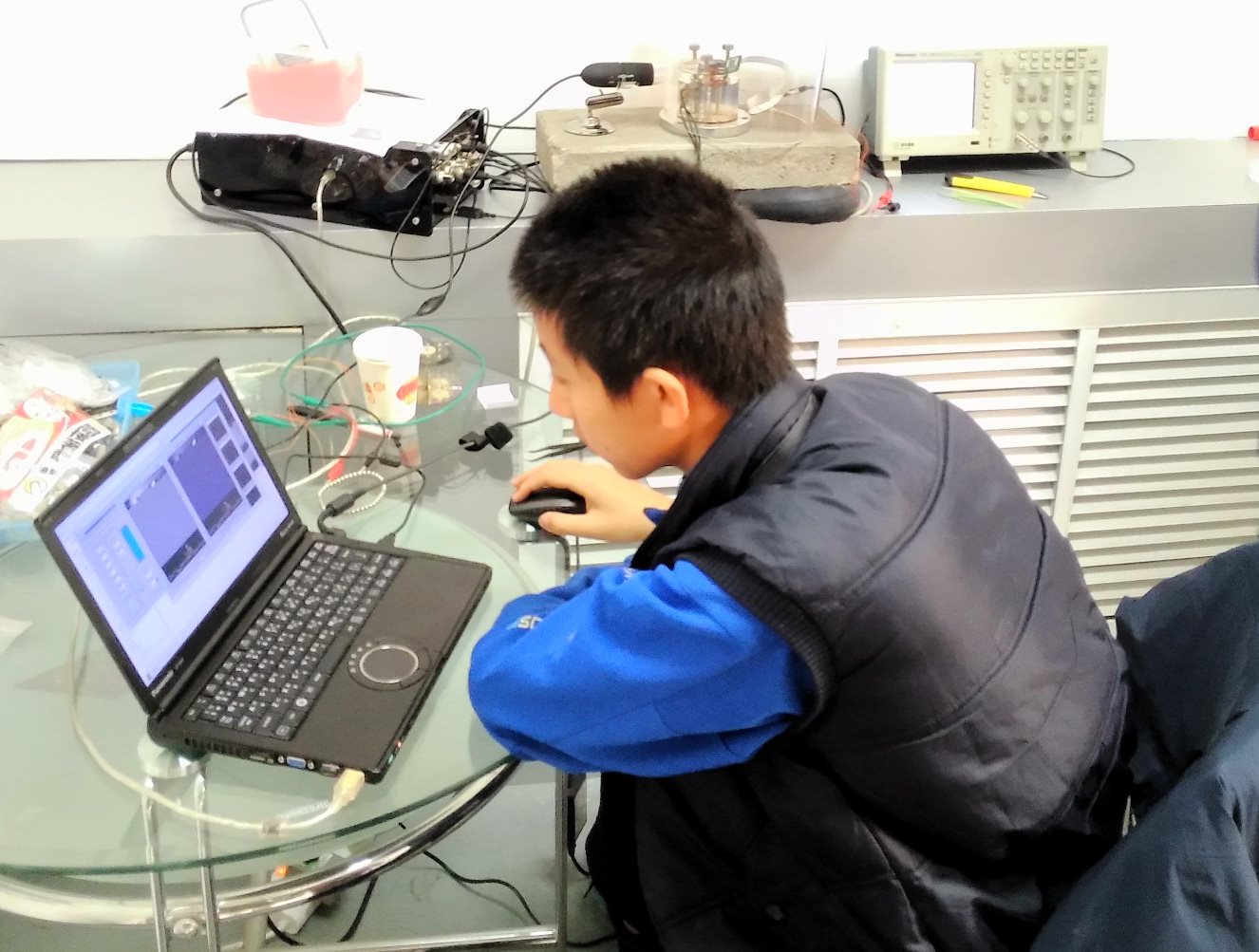 Junior high school student is operating the AFM .jpg