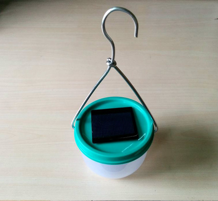 Lampe_solaire_&agrave;_batteries_lithium_r&eacute;cup&eacute;r&eacute;es_Photo_tupperware.jpg