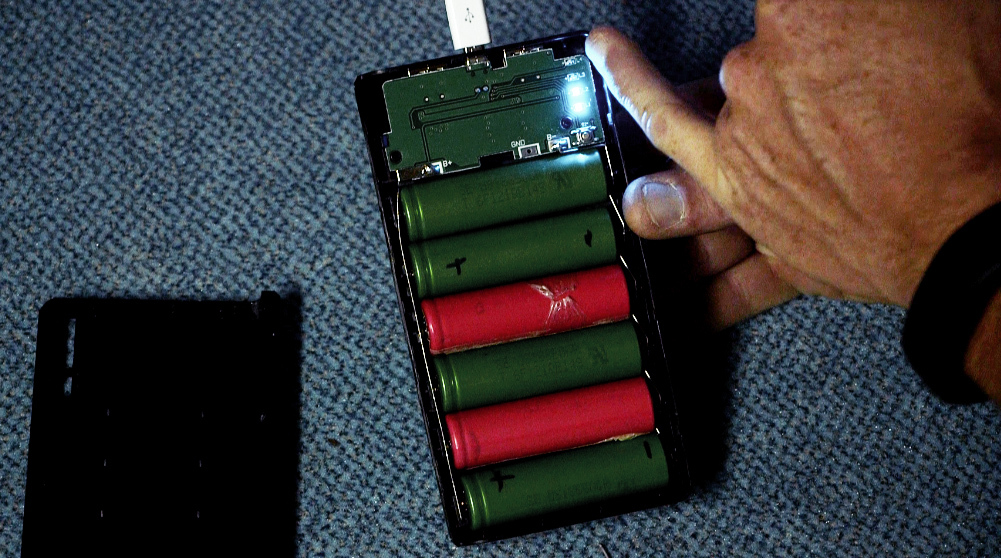 Lampe_solaire_batteries_lithium_r_cup_r_es_R_cup_ration_de_batteries_3_-_Charge_batteries.jpg