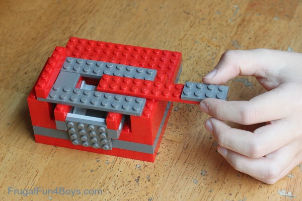 Lego-candy-dispenser-14.jpg