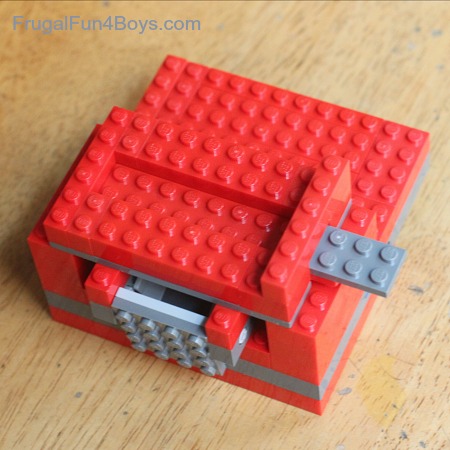Lego-candy-dispenser-15.jpg