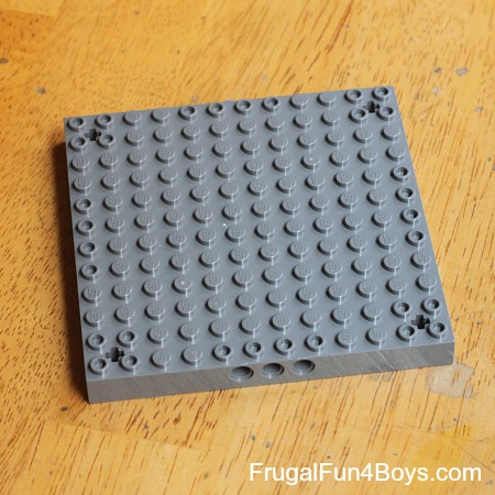 Lego-candy-dispenser-2.jpg