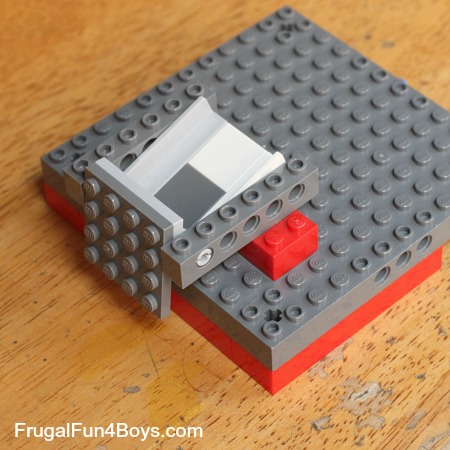 Lego-candy-dispenser-8.jpg