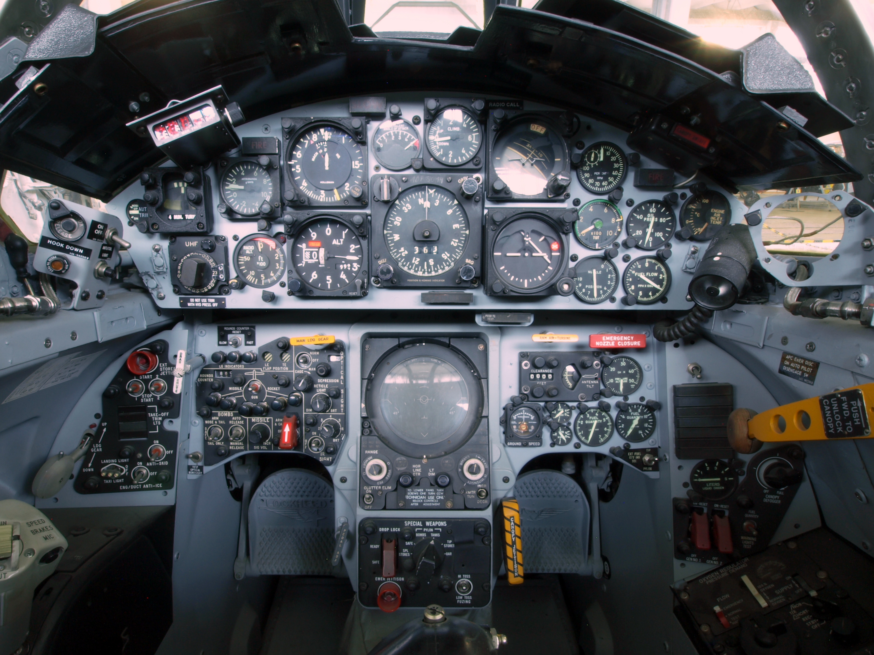 Luftwaffe_F-104_Starfighter_cockpit_25+29_pic1.JPG