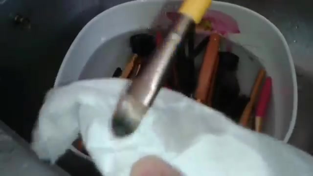 MAKEUP BRUSHES CLEANING LIFEHACK 305.jpg