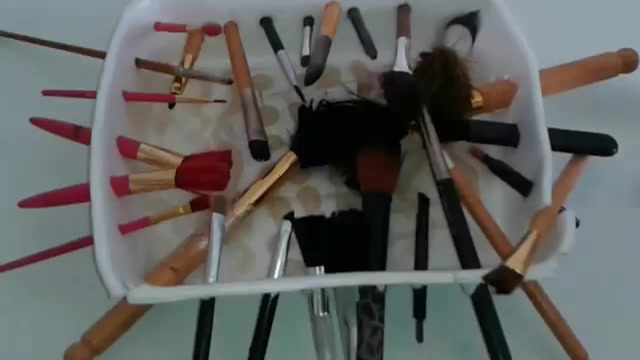 MAKEUP BRUSHES CLEANING LIFEHACK 323.jpg